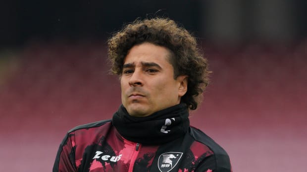 Guilllermo Ochoa en un partido con el Salernitana
